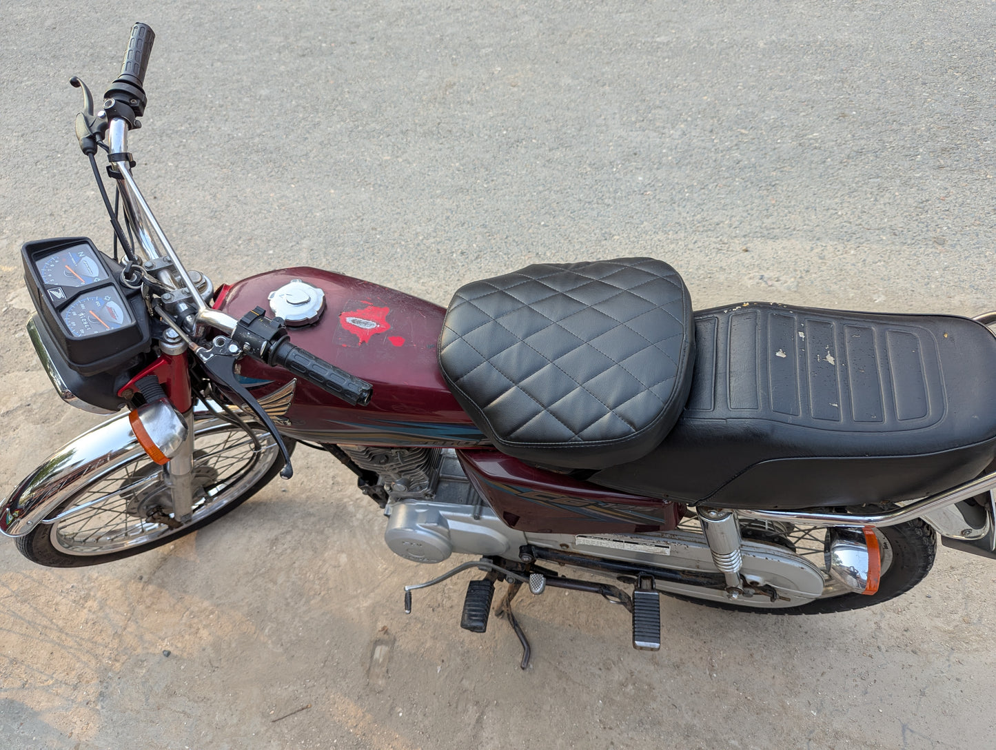 Motorcycle Seat Cushion – Universal Fit (Compatible with Honda CD 70, CG 125/150, China 70, Suzuki, Yamaha, EVEs & More)